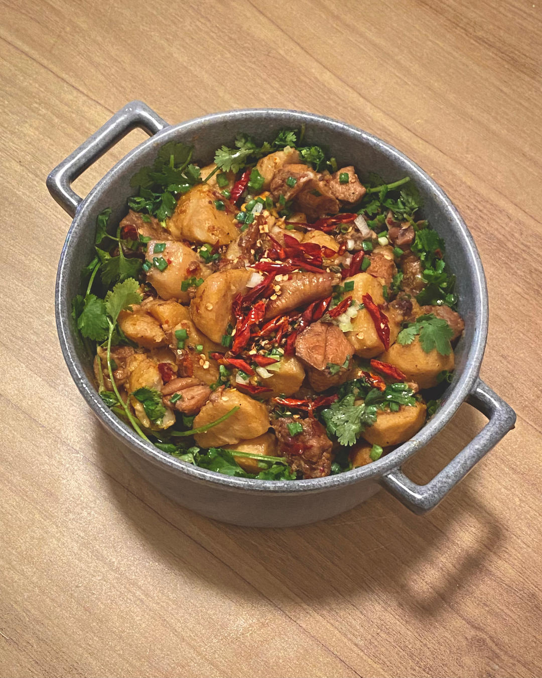 厨师长教你：“芋儿烧鸡”的做法，芋头香糯软烂，鸡肉细嫩脱骨