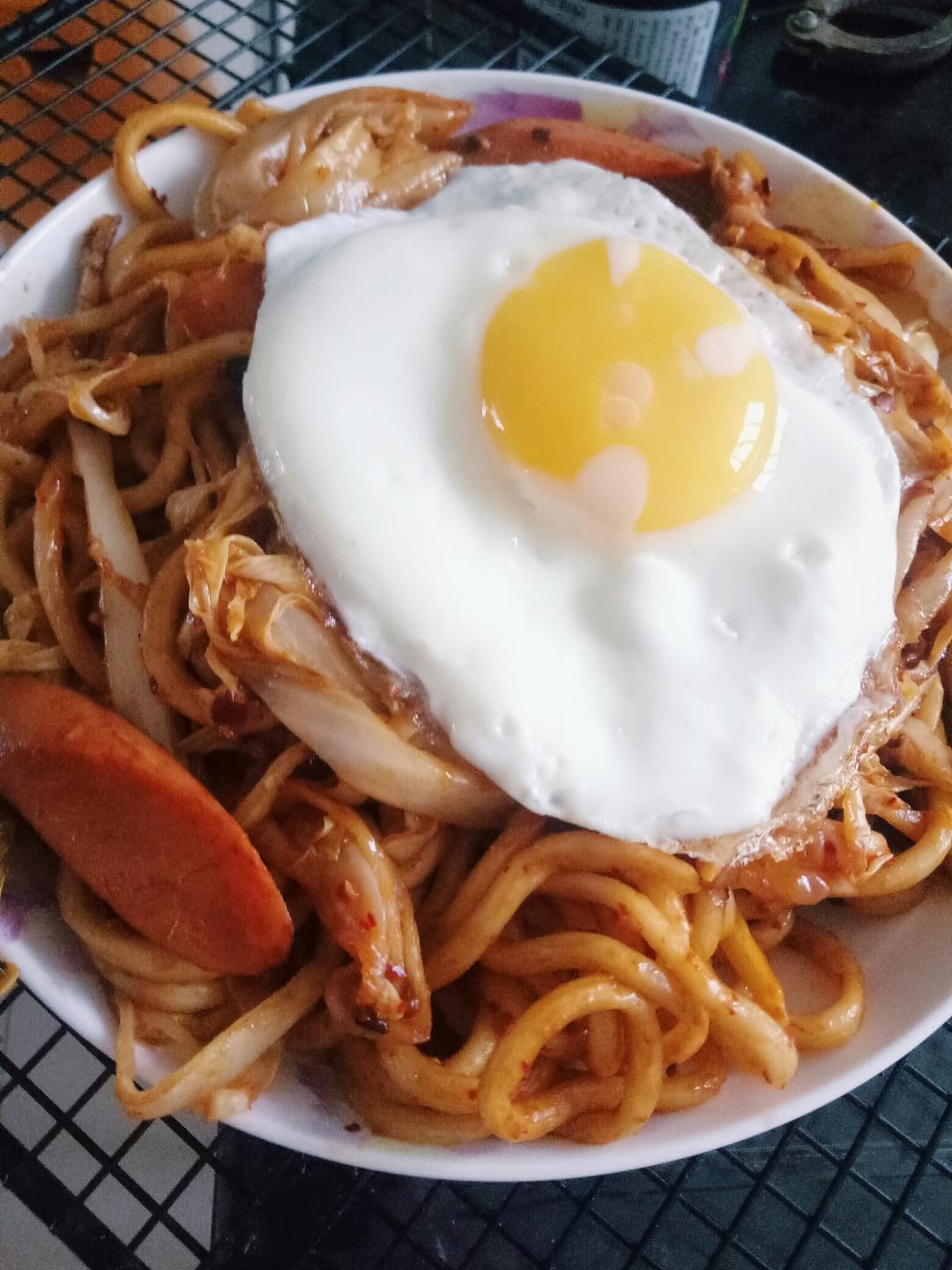 超级好吃的泡菜老干妈炒面条的做法