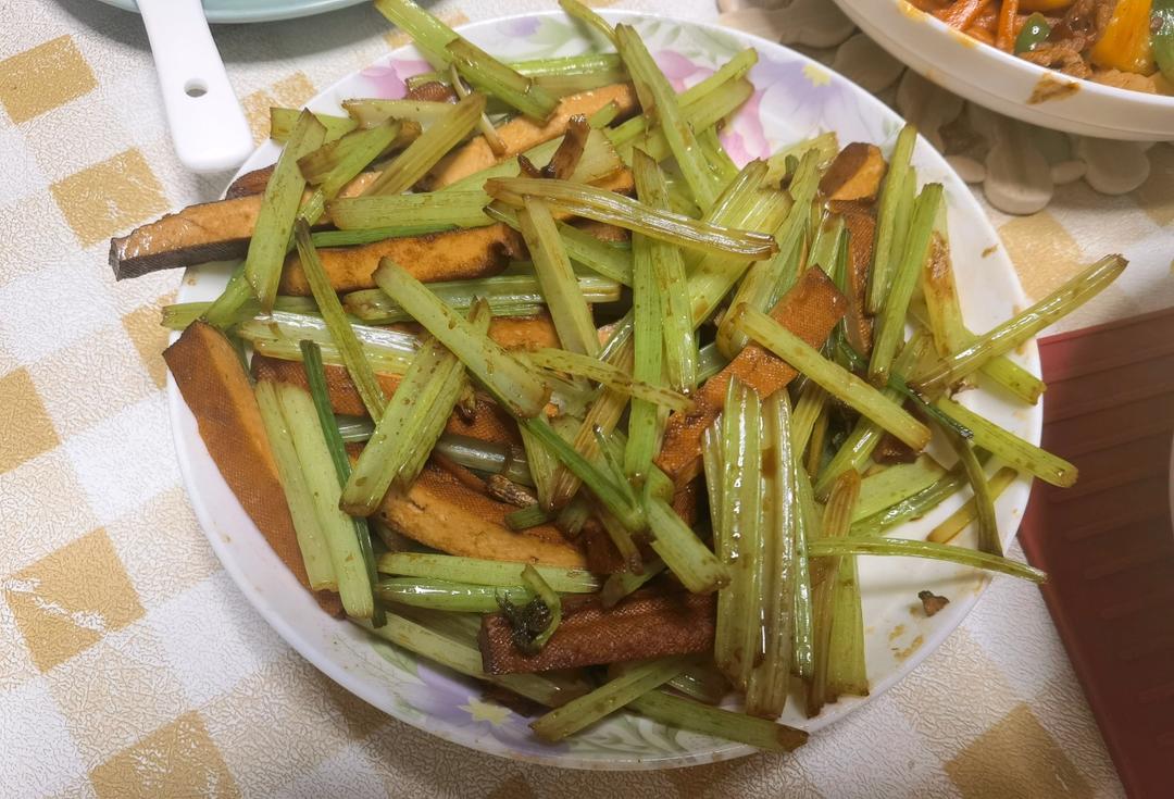 午餐晚餐简单快手下饭菜芹菜炒香干