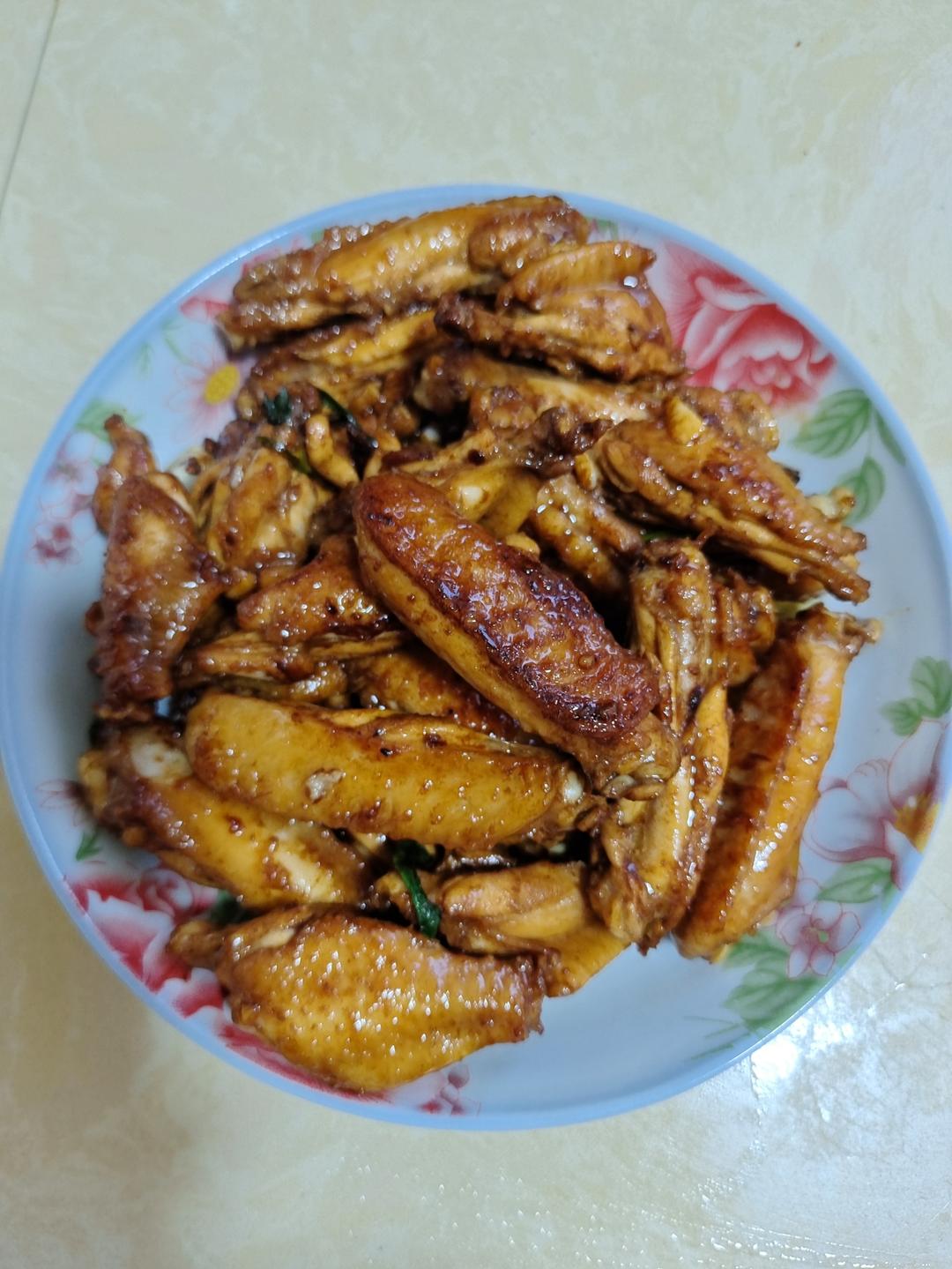 蒜香浓郁，鲜嫩多汁的蒜香鸡翅