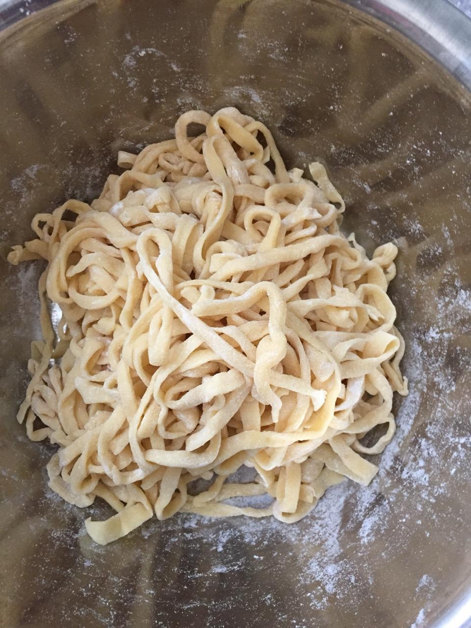 丫头不哭做的手工切面