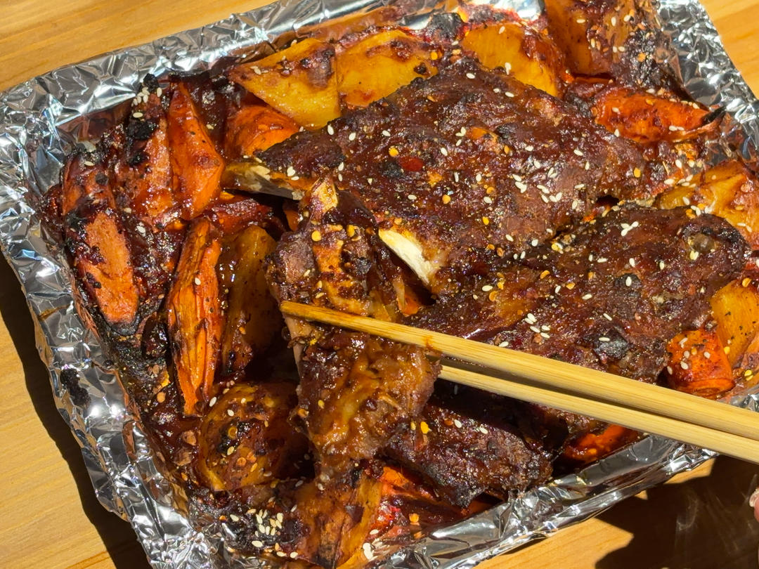 外焦里嫩！好吃到舔手指的蒜香烤排骨