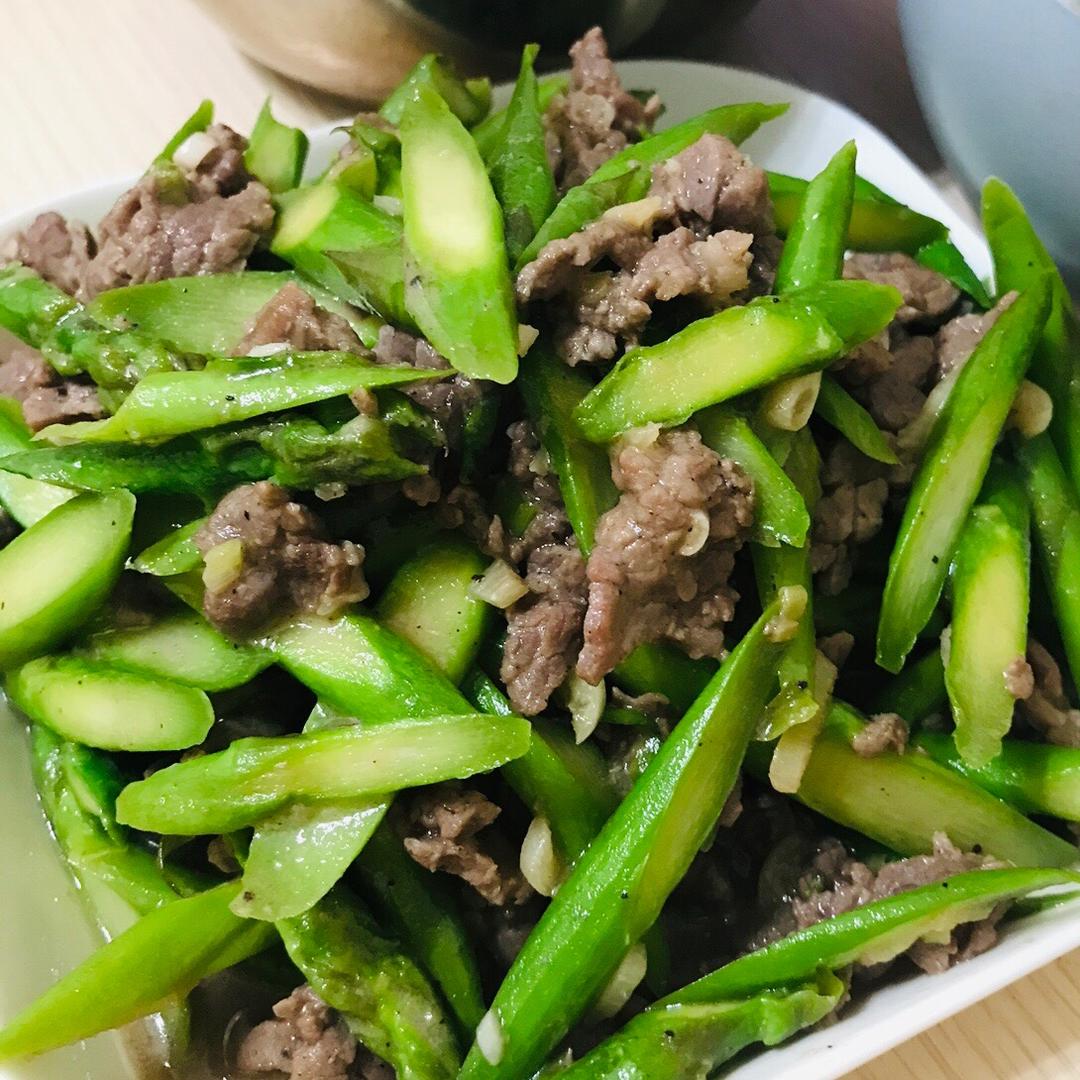 黑椒牛肉炒芦笋