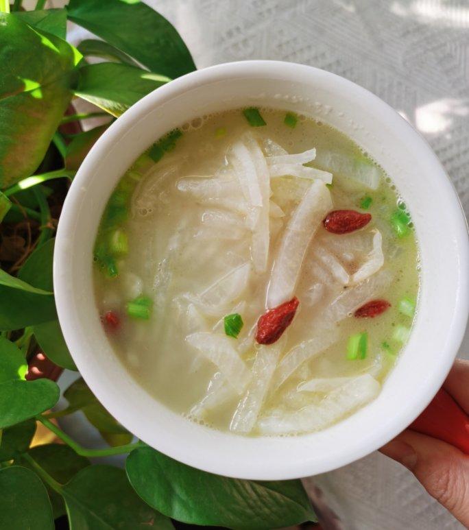 适合宝宝秋天喝的汤·煎蛋白萝卜汤