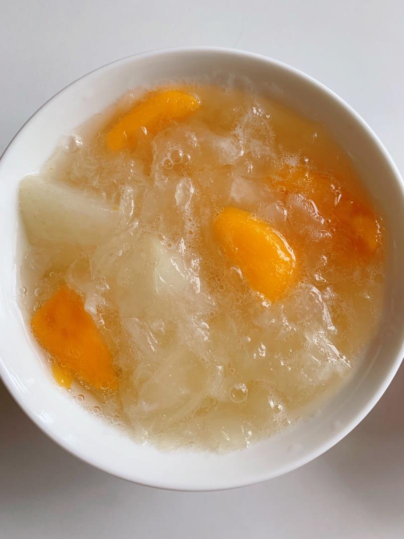 枇杷雪梨百合银耳汤，去火降燥，润肺止咳