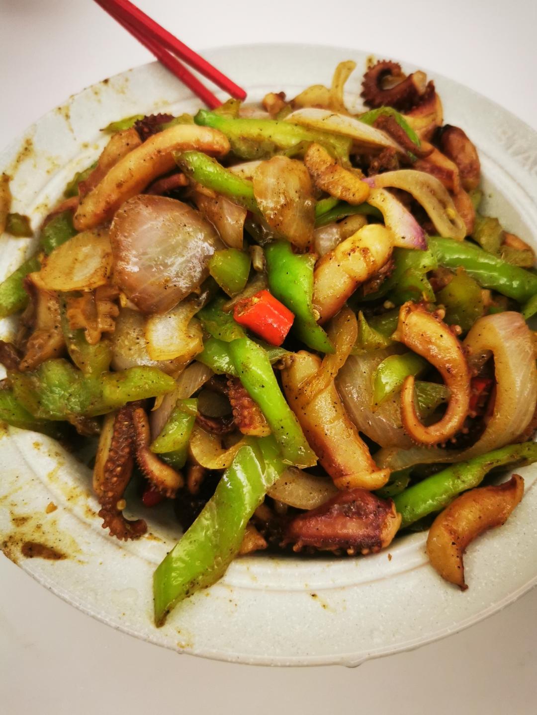 爆炒鱿鱼须，加上这一步，可以与铁板鱿鱼媲美