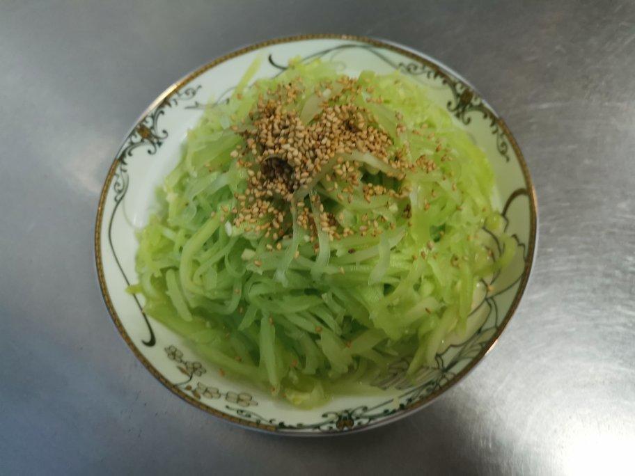 厨师长教你：夏日开胃小菜“凉拌莴笋丝”的家常做法，简单易学赶紧收藏吧