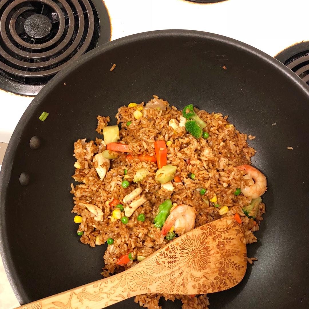 【鲜虾酱油炒饭】