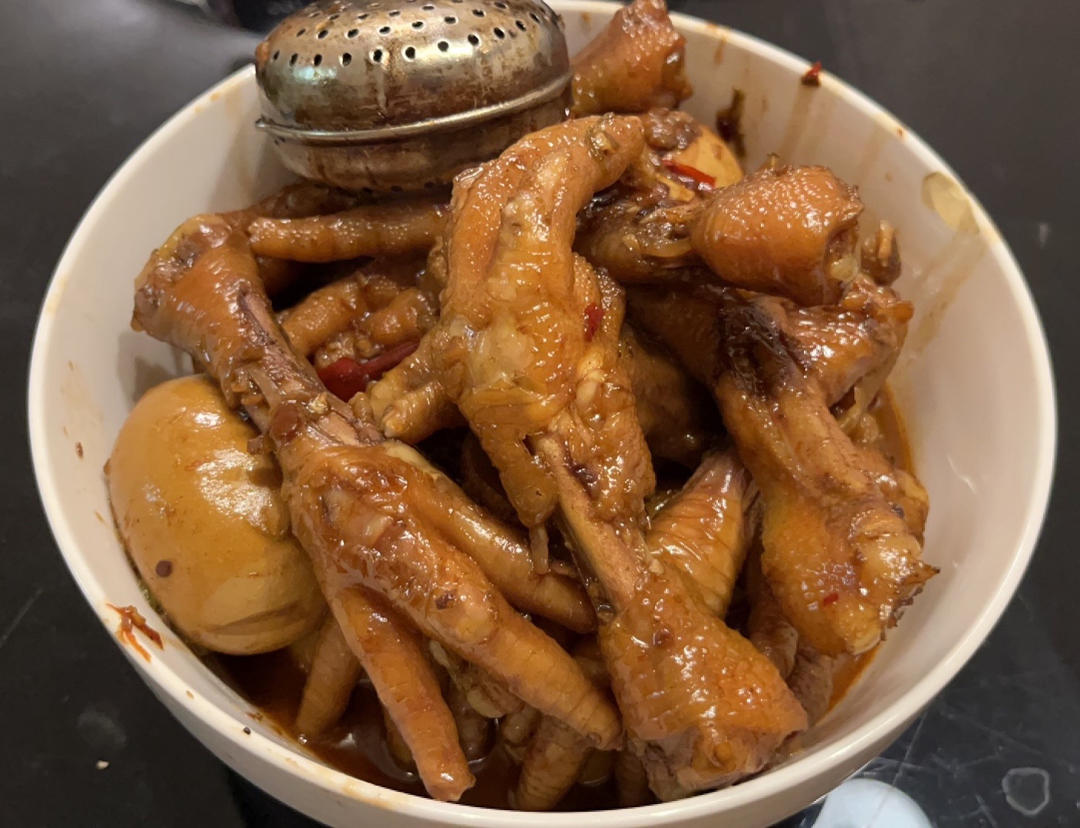 【酱焖鸡爪】酱香浓郁，软烂入味，非常好吃