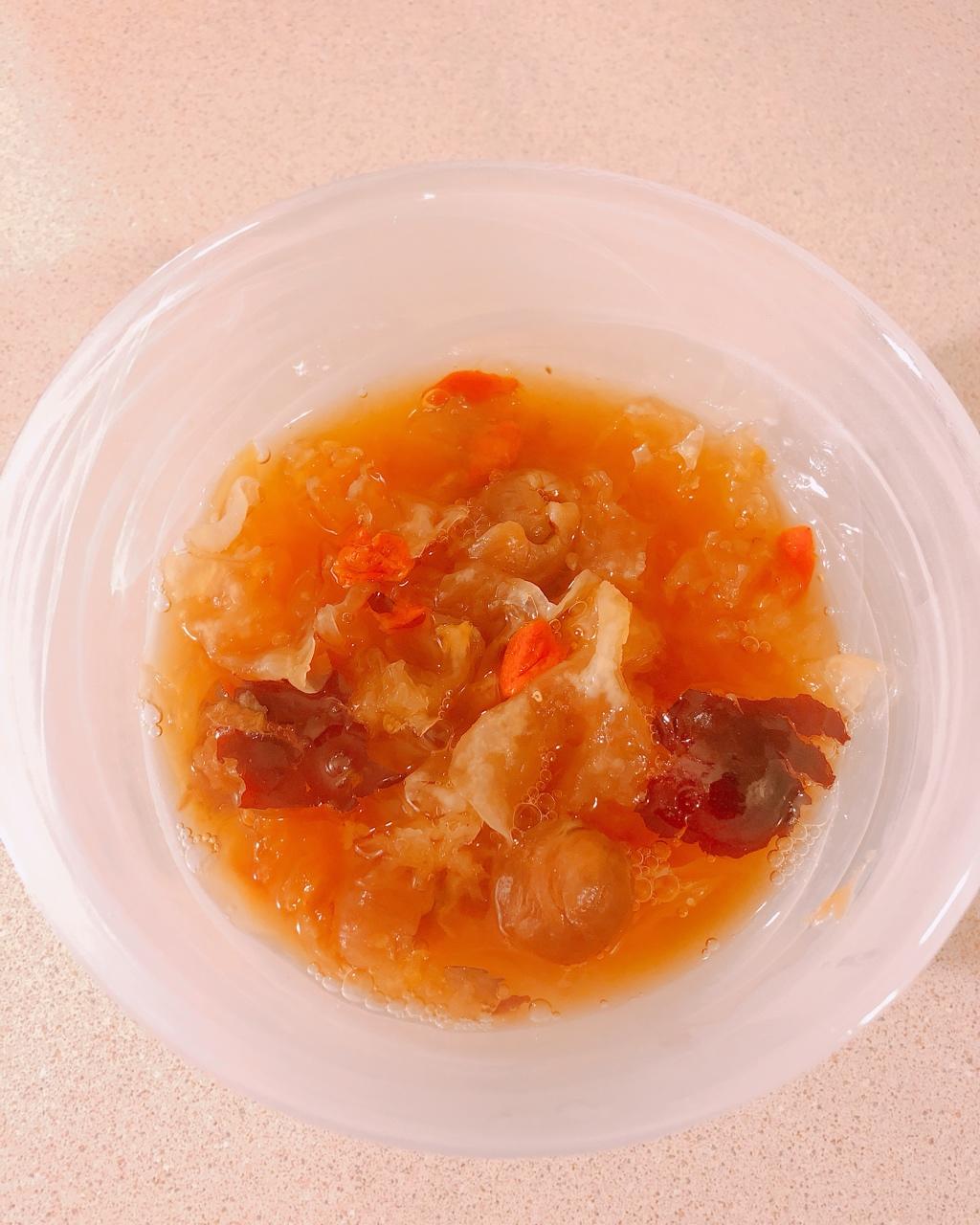 桂圆红枣银耳莲子羹