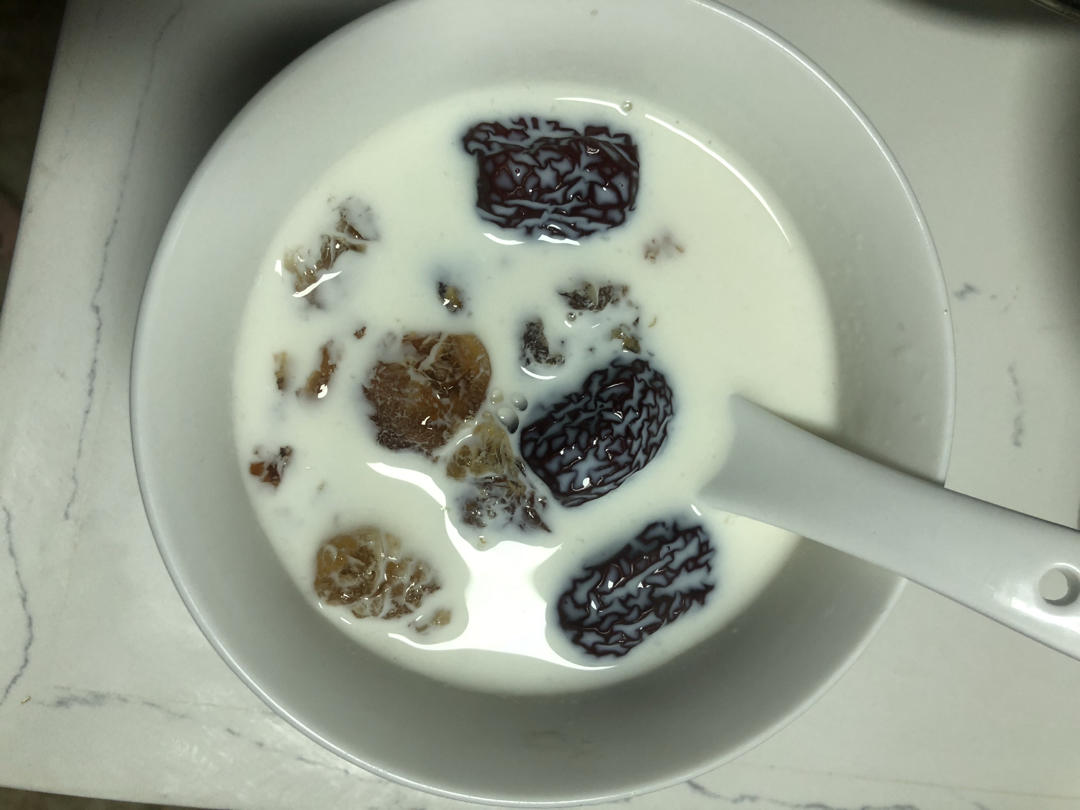 桃胶牛奶