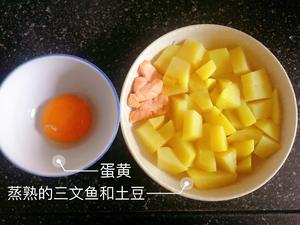 10个月以上婴儿辅食之土豆三文鱼小饼的做法 步骤3