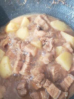 红烧肉炖土豆的做法 步骤9