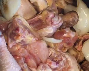 土豆花菇炖鸡的做法 步骤2