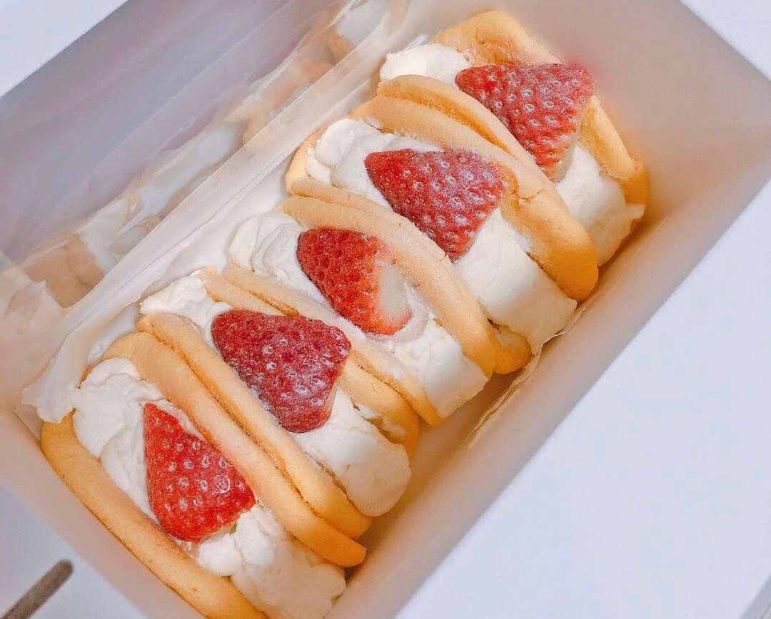 韩国最热门的甜品店Le Bread Lab的草莓蛋糕卷