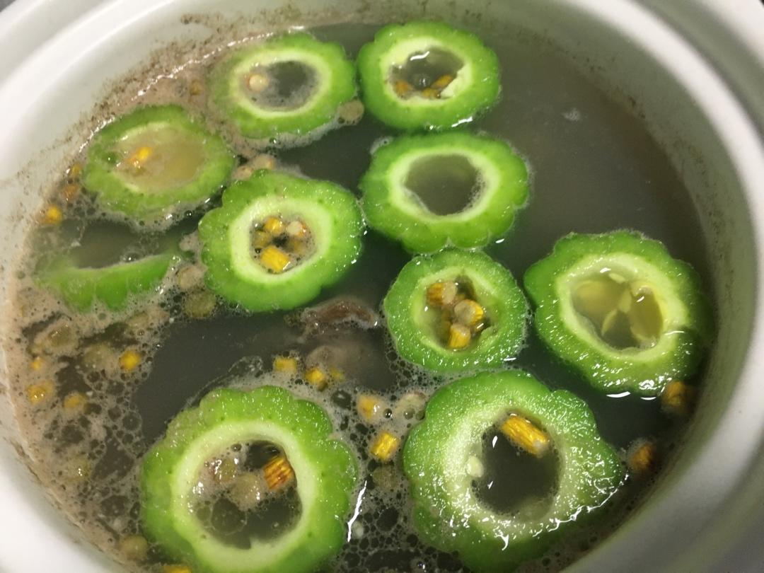 苦瓜黄豆石斛猪骨汤