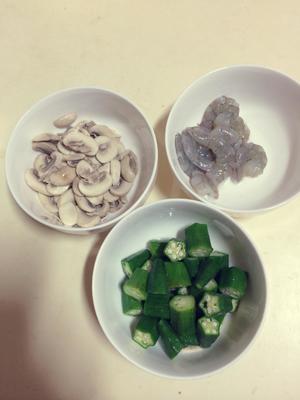 清新虾仁口蘑炒秋葵的做法 步骤1