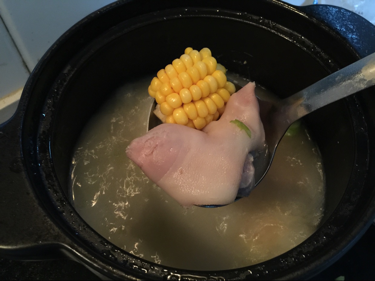甜玉米猪手汤