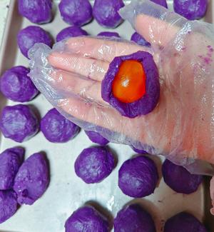 紫薯蛋黄酥的做法 步骤7