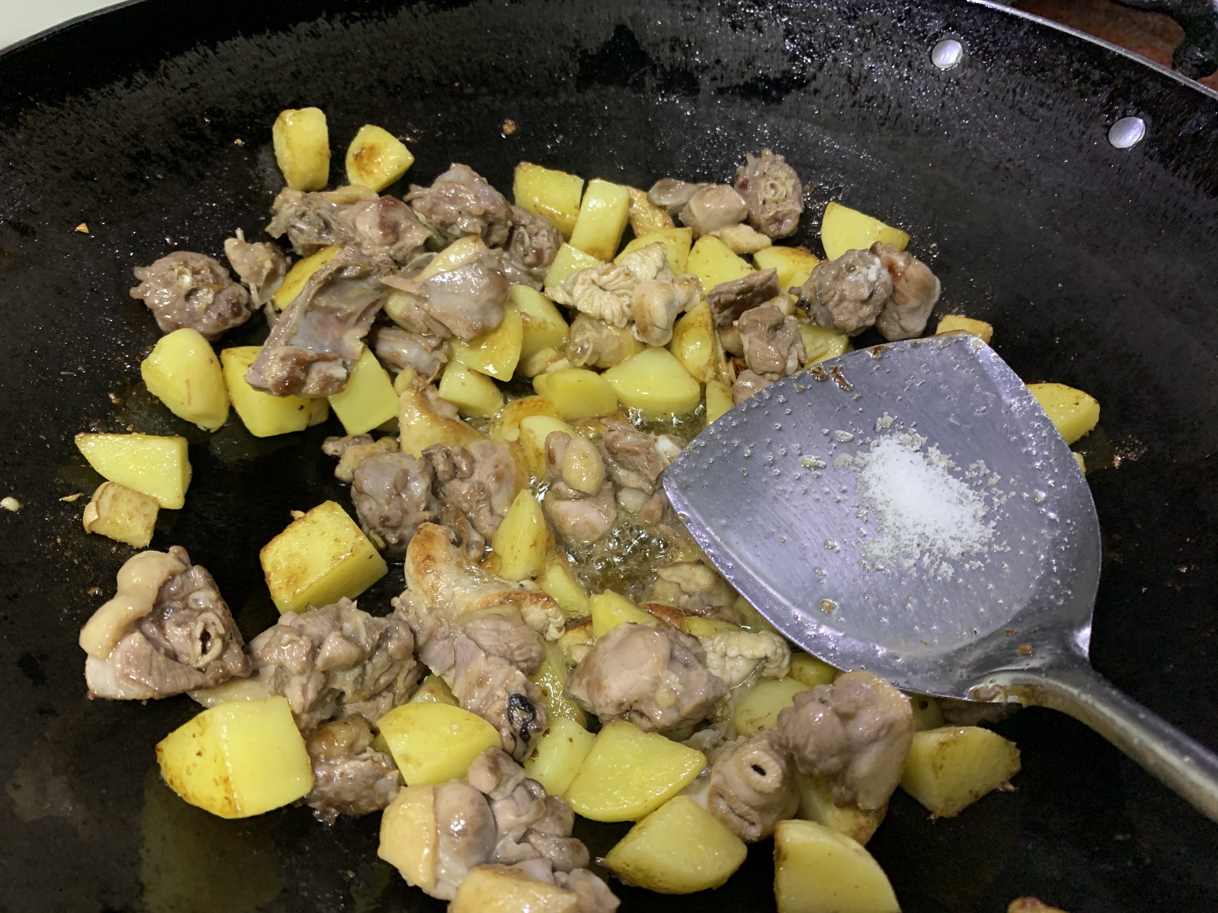 葱伴侣豆瓣酱焖土豆鸭的做法 步骤4