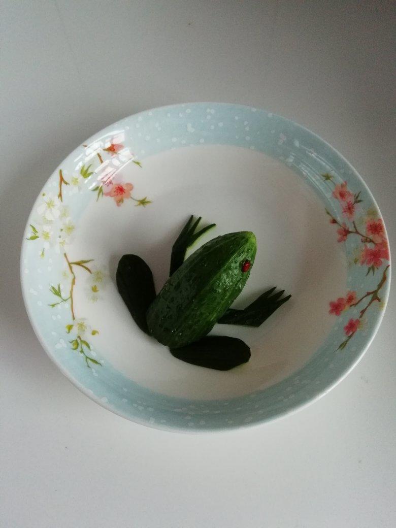 晶晶亮公主做的蔬果创意黄瓜青蛙