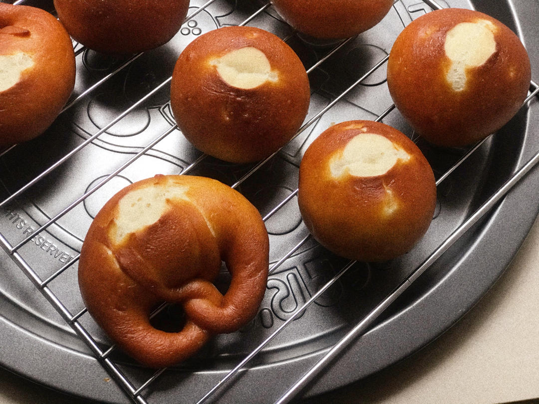 一口一个的奶酪小碱水球