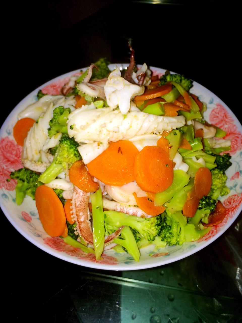 胡萝卜木耳炒鲜鱿