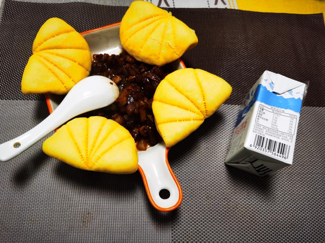 荷叶饼夹（晚上睡前和面团，早上起来蒸的荷叶馒头饼，夹点菜，超好吃😋）