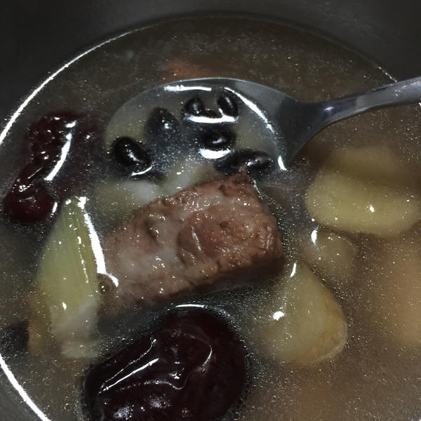 杜仲黑豆排骨汤