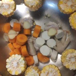 玉米红罗卜淮山鸡脚汤的做法 步骤5