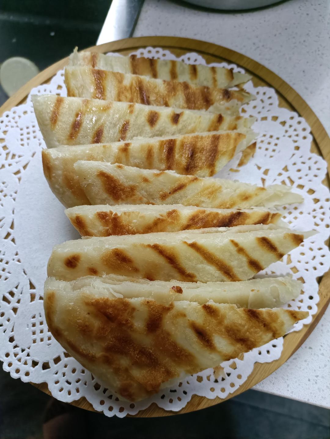 烙饼不硬的小窍门 掌握了你也能看出柔软多层凉了不硬的小油饼