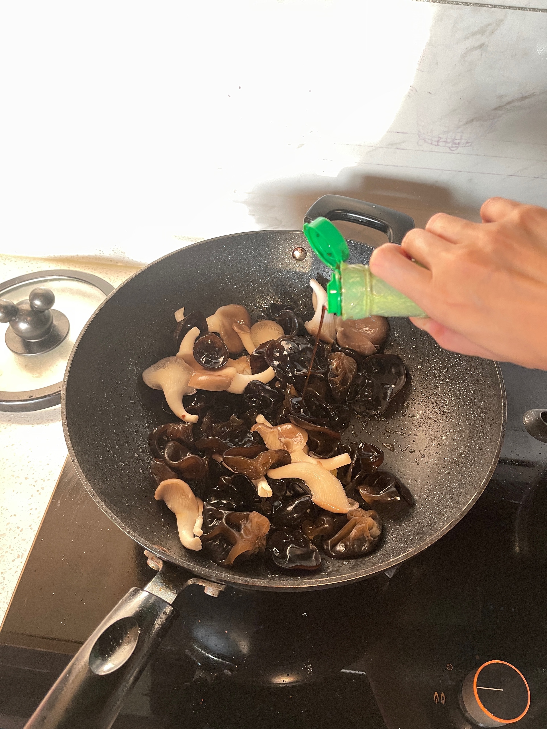 素食主义炒平菇黑木耳的做法
