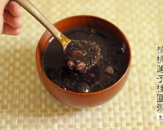 核桃桂圆莲子粥（Black Rice Congee with Lotus Seed、Walnuts and Longan)的做法