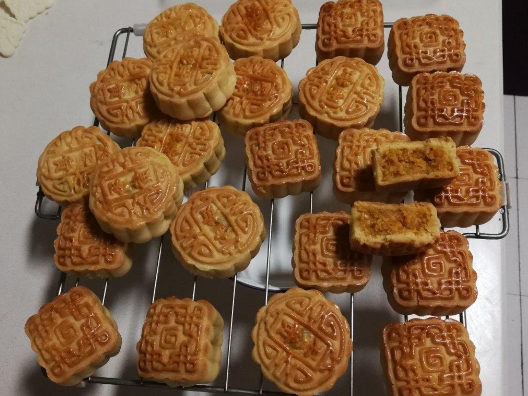 咸蛋黄肉松月饼