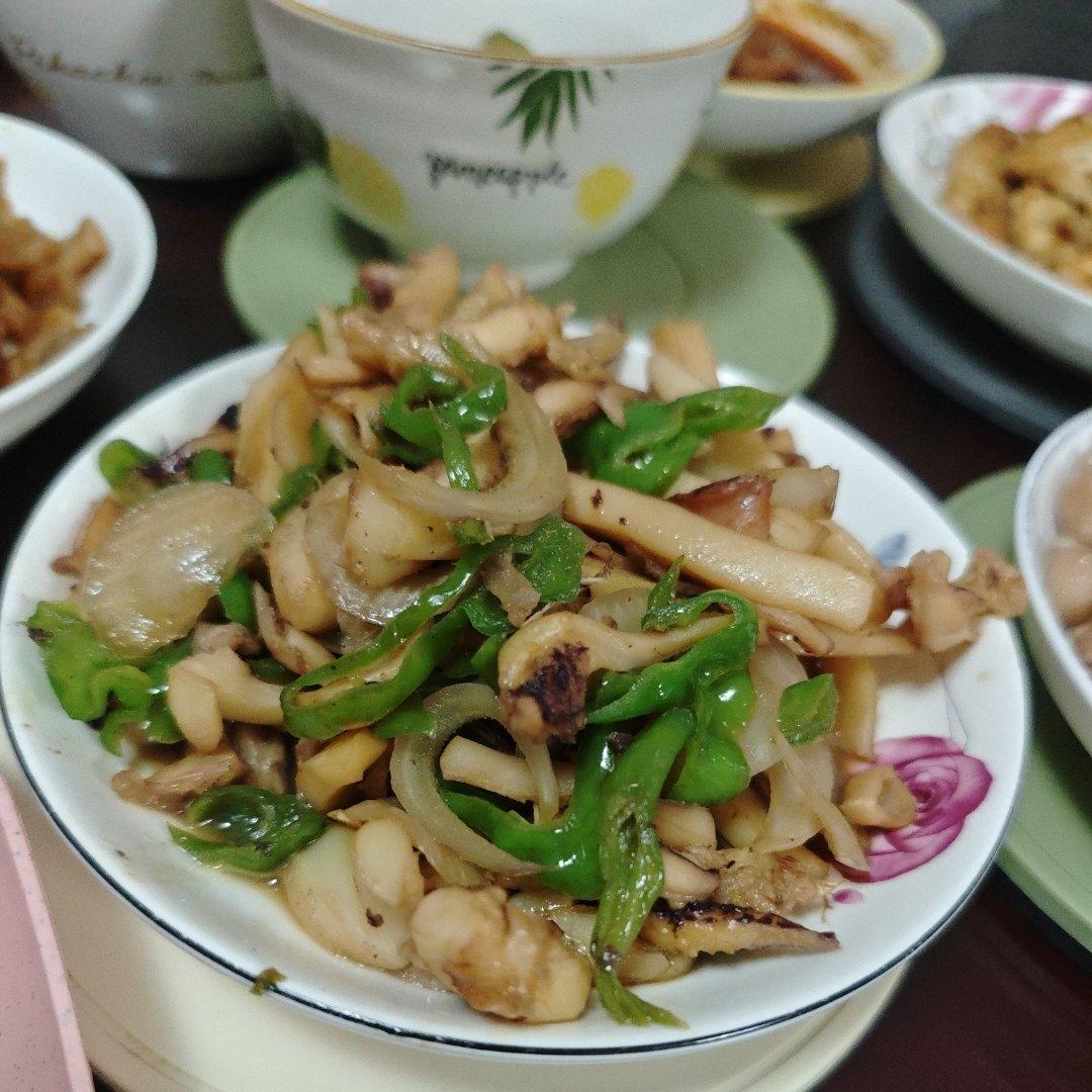 洋葱青椒炒墨鱼干