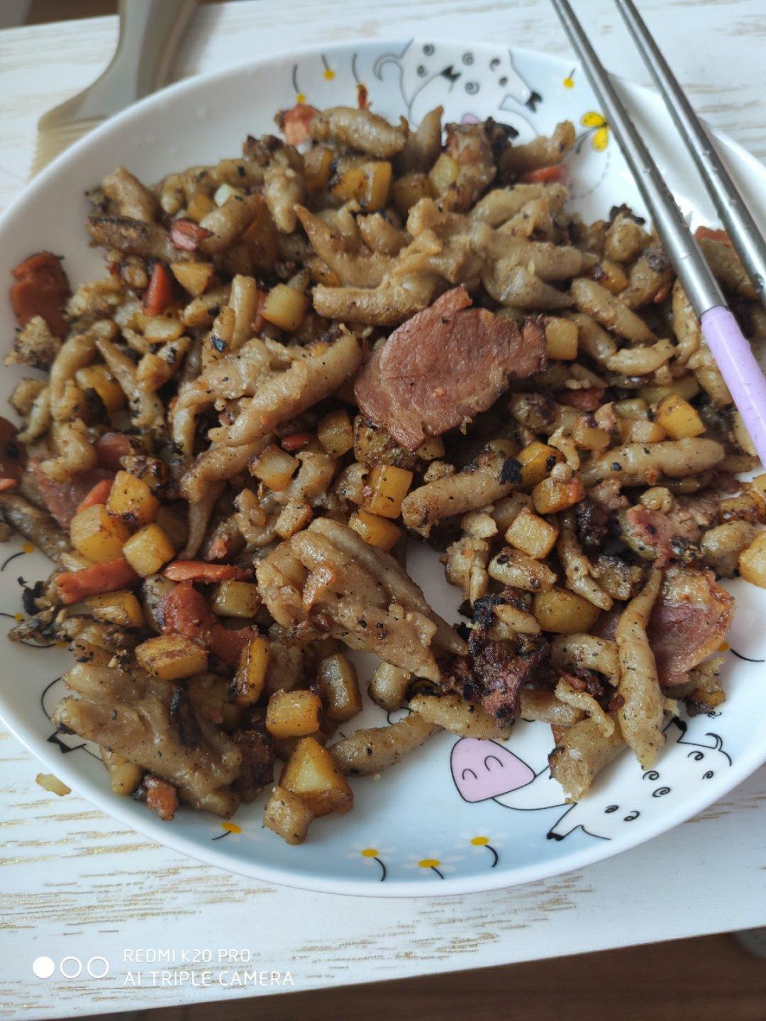 腊肉虾仁炒莜面鱼鱼