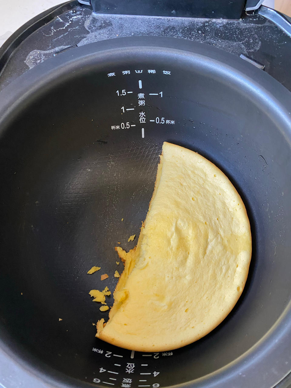 【电饭煲蛋糕】这样做超级好吃.细腻绵软.入口即化.新手也能零失败