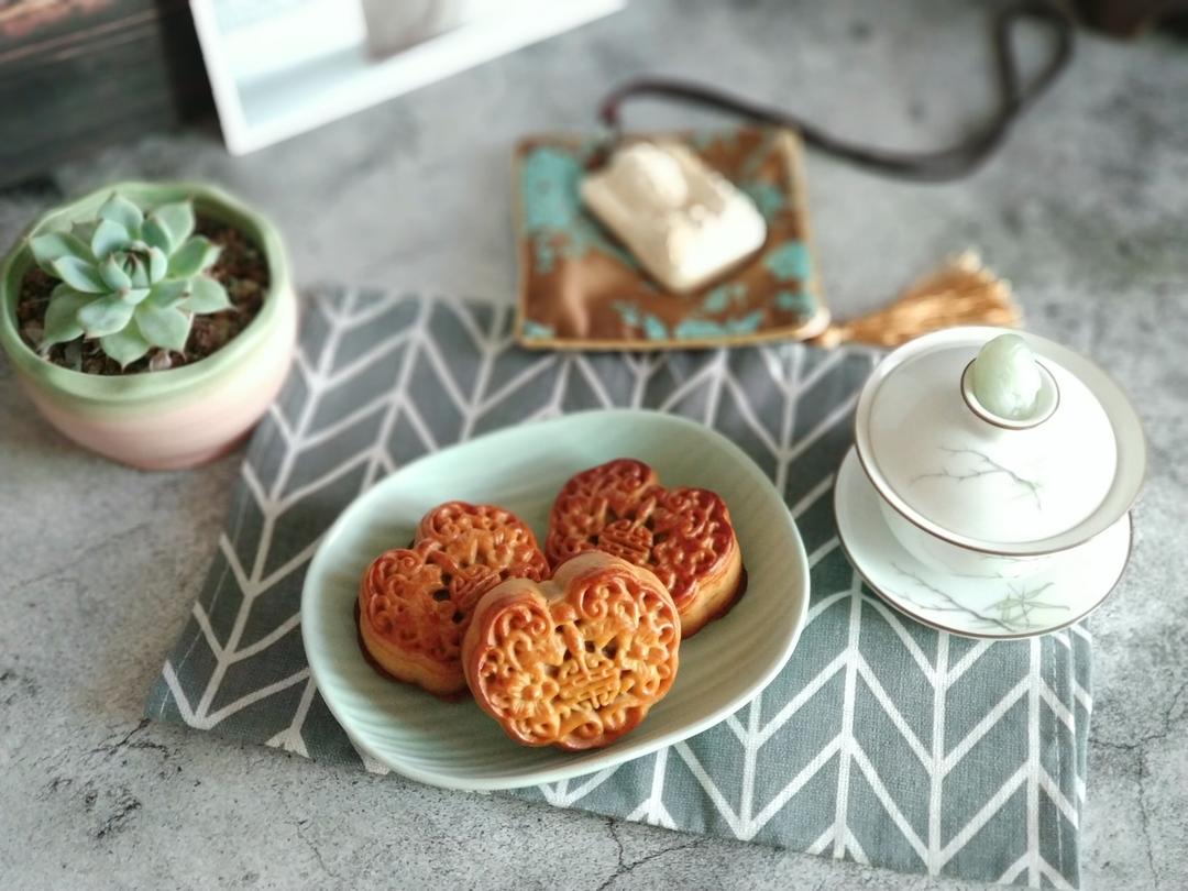 广式月饼－－蛋黄豆沙月饼