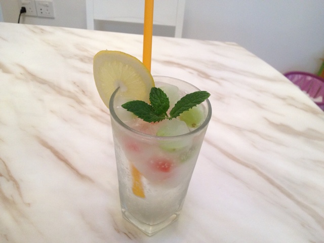 夏季清凉饮品--樱桃雪碧