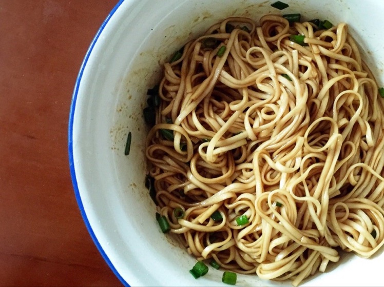 葱爆面—就是汪涵在天天向上里面做的那个啦