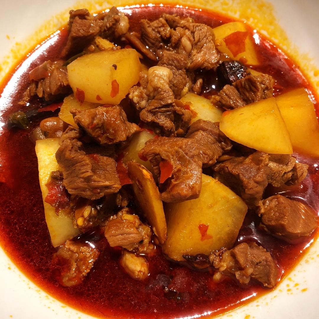 厨师长教你：“萝卜烧牛肉”的川味版做法，肉香四溢软烂入味