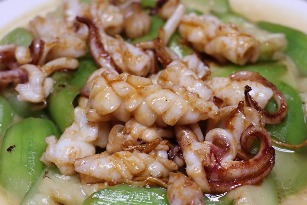 鱿鱼清炒丝瓜的做法