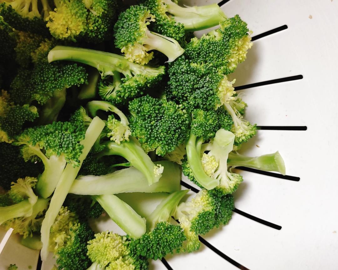 清炒西蓝花的做法 步骤2