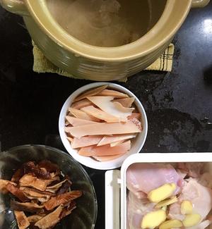 滋补响螺肉香菇鸡汤的做法 步骤5