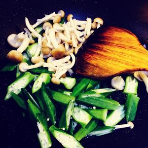 菌菇秋葵炒肉片的做法 步骤6