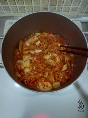 韩式辣白菜面片汤的做法 步骤2