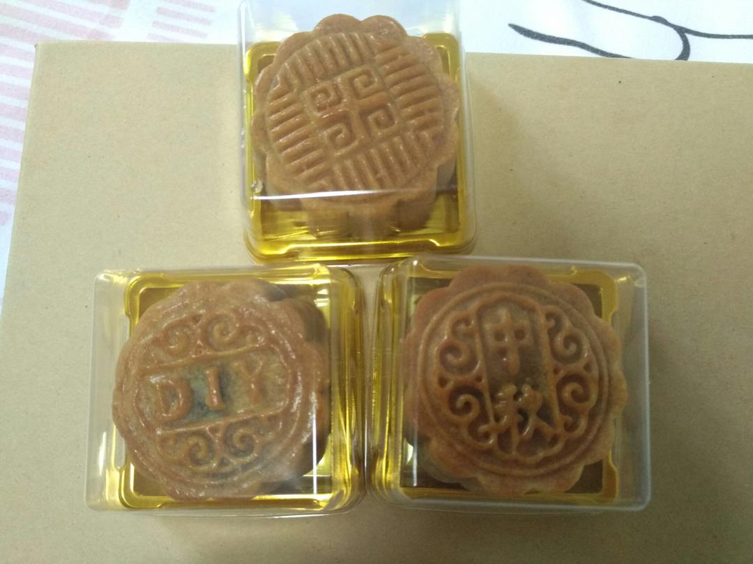 广式月饼—蛋黄芝麻月饼