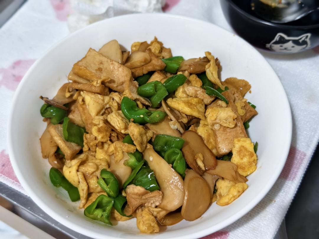 平菇青椒炒鸡蛋 好吃又营养的超快手家常菜