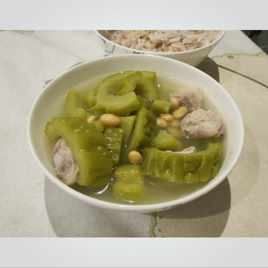 猪骨黄豆苦瓜汤