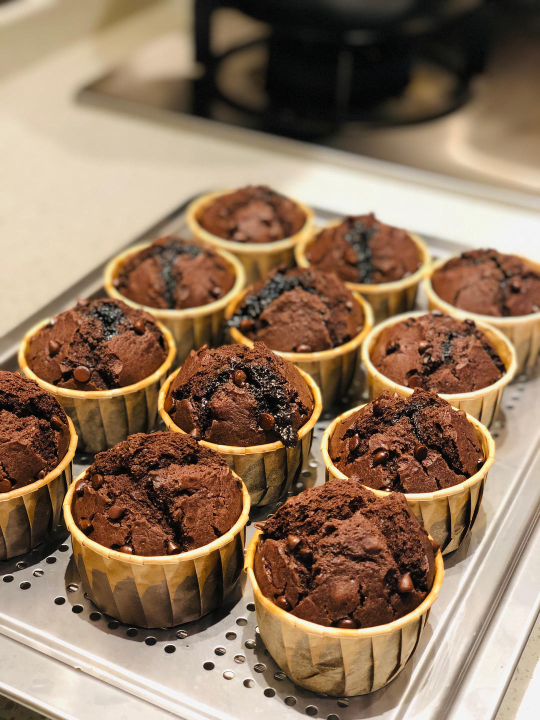 双重巧克力麦芬。零失败的杯子蛋糕，不用黄油，不用打蛋器，搅搅拌拌就能烤